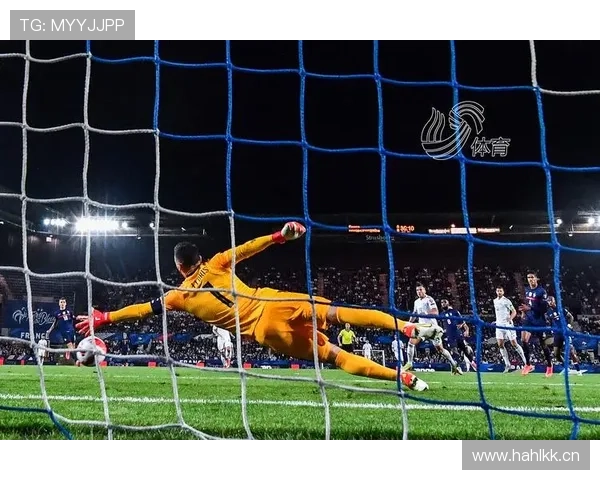 任意球未鸣哨开球，规则允许吗？裁判判罚逻辑全解析