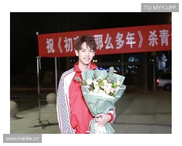 杨千霖拿着外卖坐在超跑旁，反差感直接笑出声