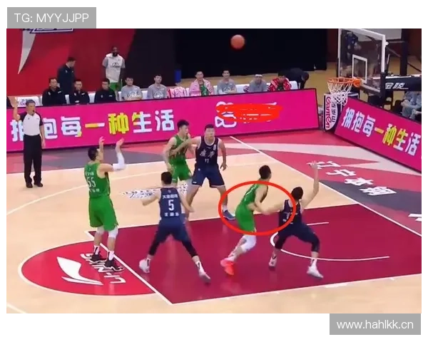 抢篮板犯规判定解析:判罚标准与判定要点及关键情形 抢篮板犯规判定解析:判罚标准与判定要点及关键情形
